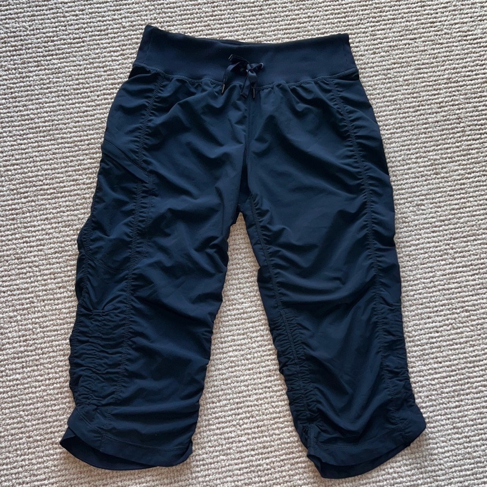 Zella Women’s Navy Blue Cropped Capri Pants